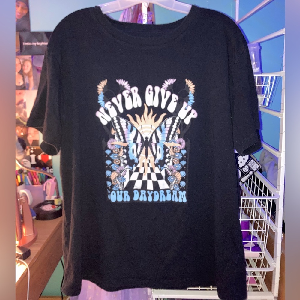 Free kisses | Never give up, colorful butterfly t-shirt